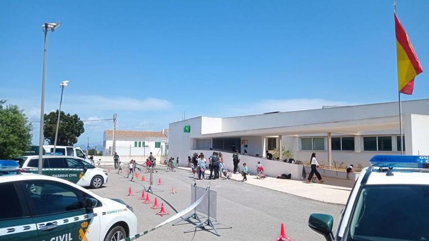 Escolares visitan el cuartel de la Guardia Civil de Formentera | GC