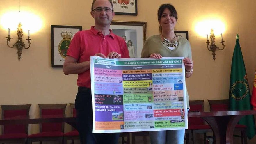 El director de la Casa de Cultura de Cangas de Onís, Antonio de Luis Solar, y la concejala de Cultura, Mónica Gutiérrez, en la presentación del programa de actividades culturales del verano en el Ayuntamiento cangués, ayer.