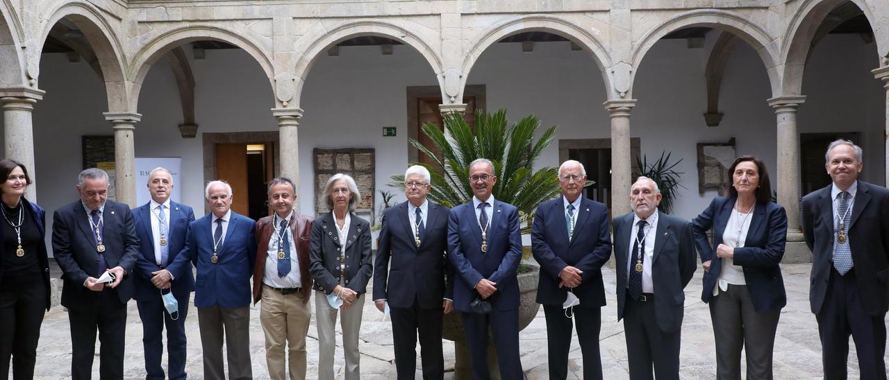 César Portela, flanqueado por los numerarios de la Real Academia Galega de Ciencias/ Xoán Álvarez