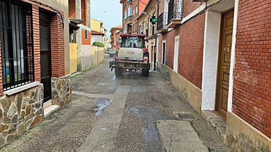 Un tractor desinfecta las calles de Villalpando.