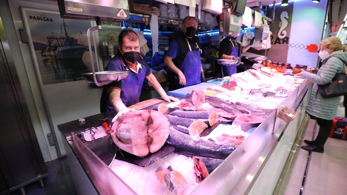 Carlos Barrera, del puesto Pablo Mar en el Mercado Central, indica que se ha reducido el surtido de pescado.