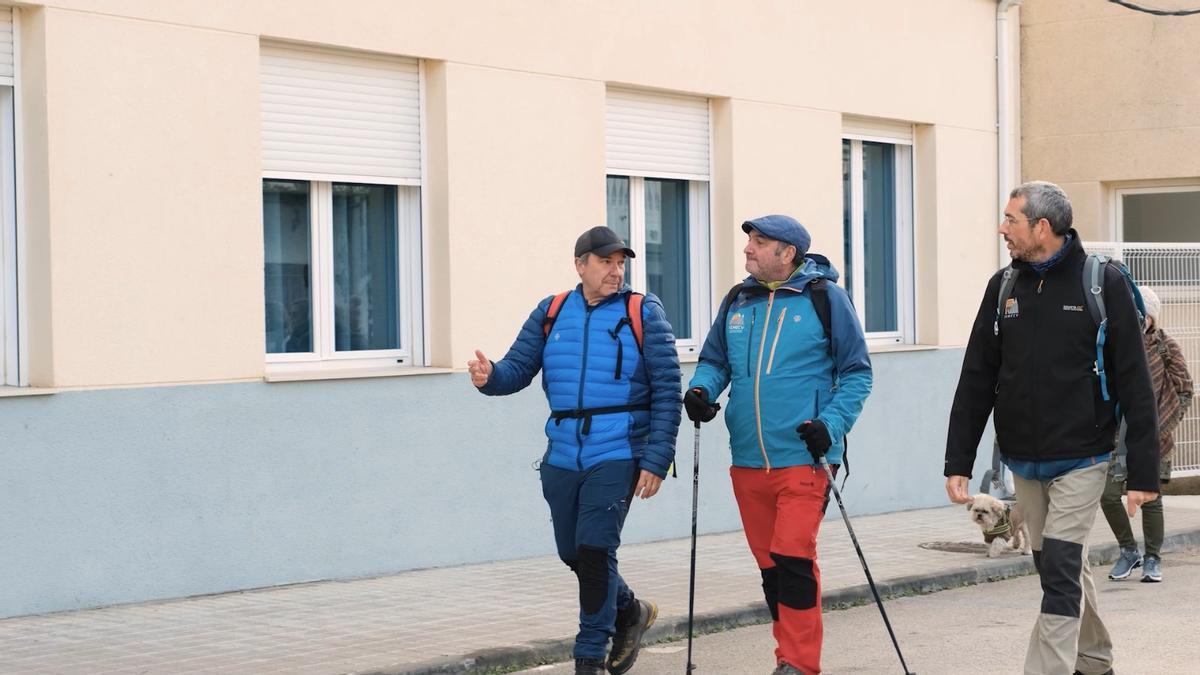 El primer video de la serie se rodó en Chera y contó con la participación del alcalde de la localidad, Alejandro Portero, que recorre el sendero local conocido como Barranco del Agua junto al presidente de la Federación, Carlos Ferris, y el vocal de Senderos, Salva Blanco.