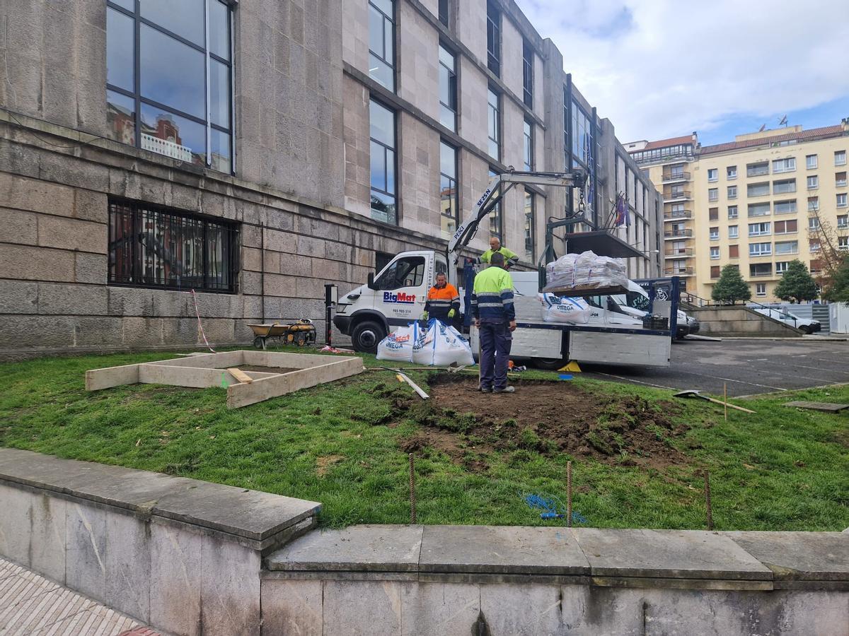 Operarios trabajando este lunes en el lugar del que fueron retirados los monolitos.
