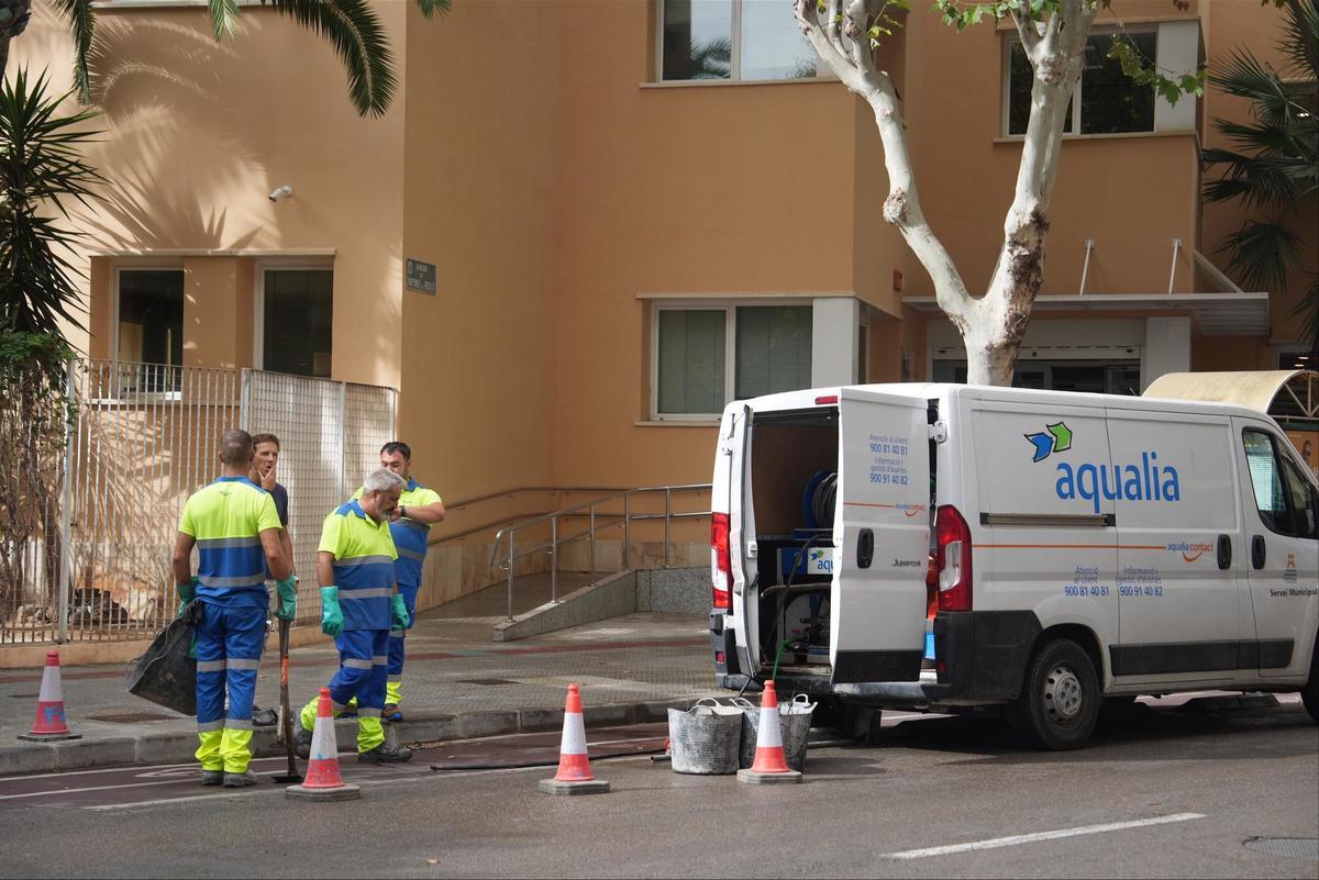 Operarios de Aqualia limpiando el alcantarilado