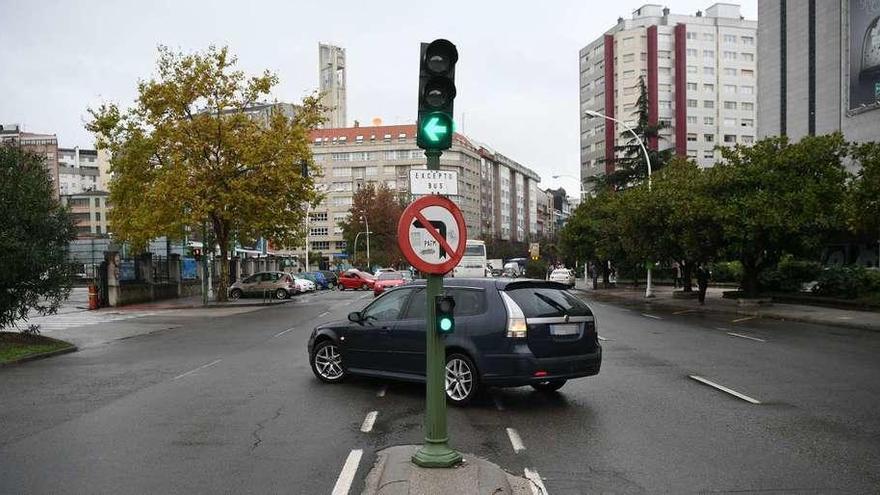 Un vehículo gira a la izquierda donde está prohibido en la calle Alcalde Pérez Ardá, entre la estación de autobuses y El Corte Inglés.