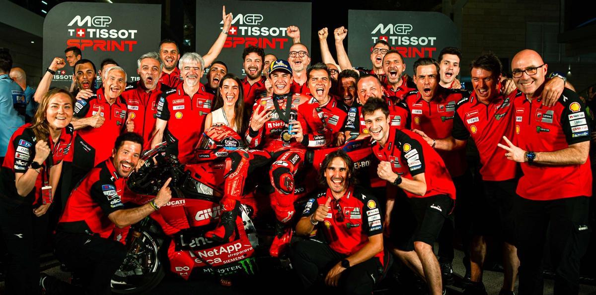 El equipo Ducati Lenovo celebra con Marc Márquez su victoria de ayer en Catar.