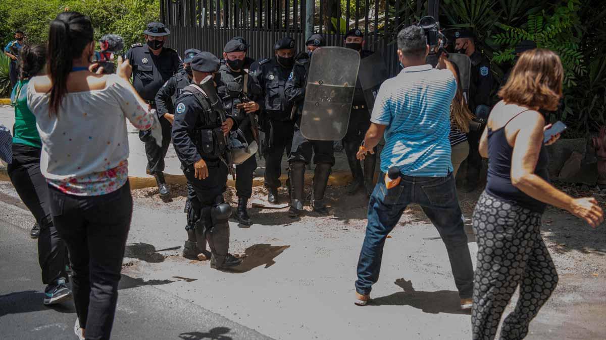 La policía dispersa a los medios gráficos frente a la casa en Managua de Cristina Chamorro, activista y opositora detenida por el Gobierno de Daniel Ortega.