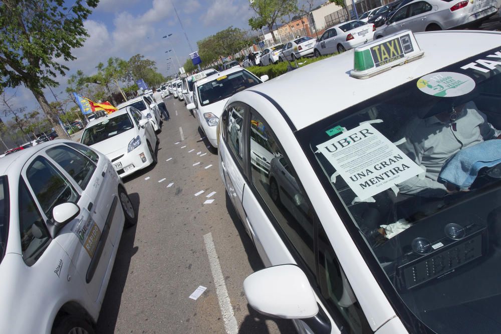 Protesta de los taxistas en Castelló contra Uber