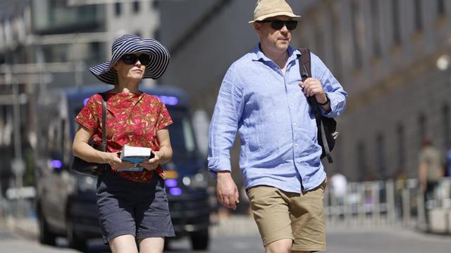 Una pareja de turistas pasea por el centro de Madrid.