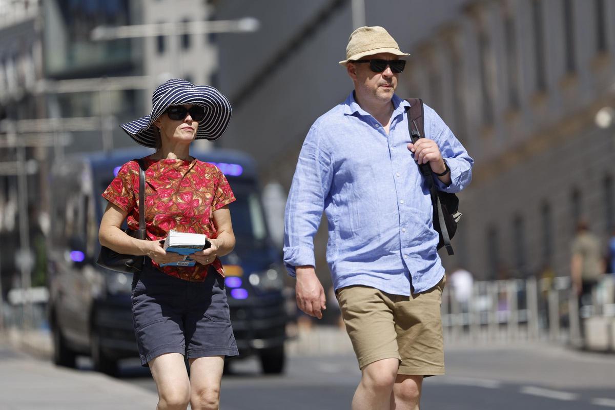 Una pareja de turistas pasea por el centro de Madrid.