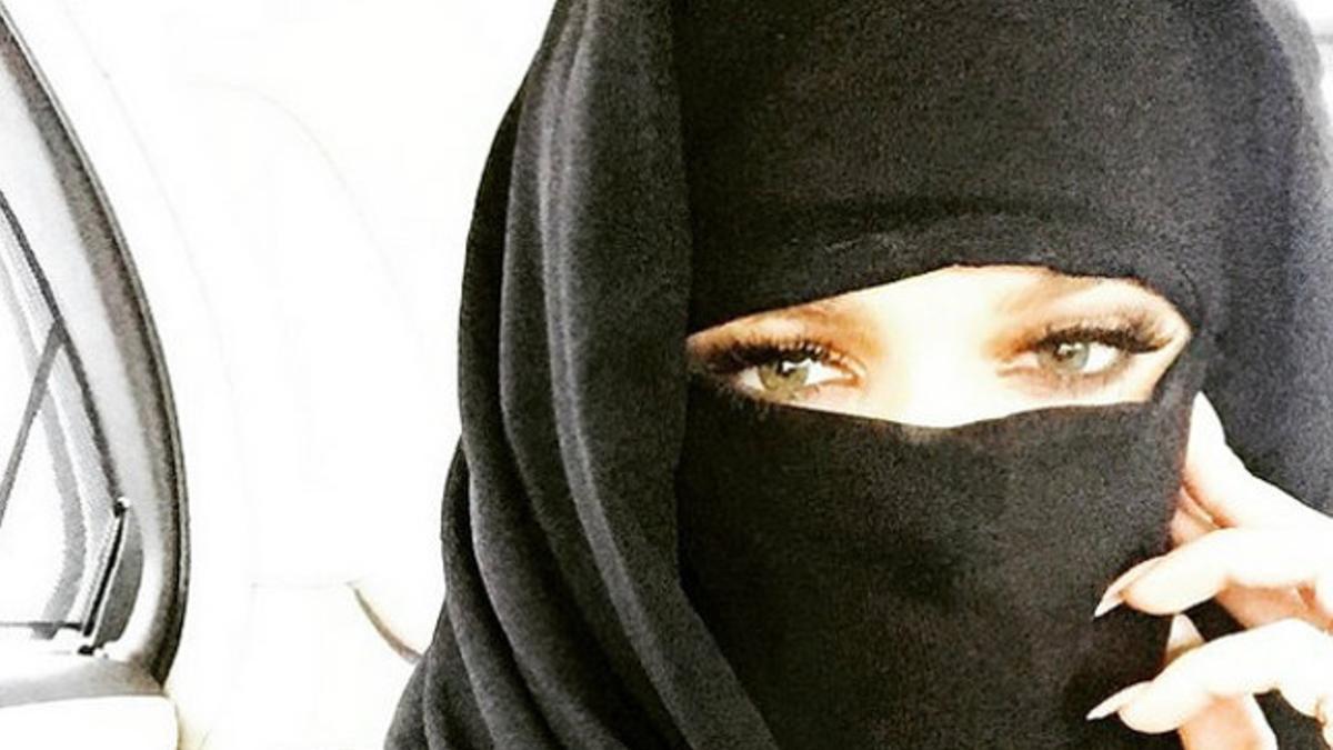 La imagen que Khloé Kardashian con niqab que colgó en Instagram.