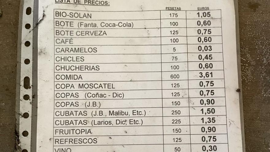 Refrescos a 0,60 y tabaco a 2 euros: la carta viral de un bar de Asturias