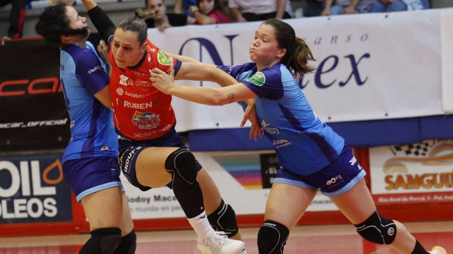 Sarai Samartín, frenada en falta. | // R. GROBAS