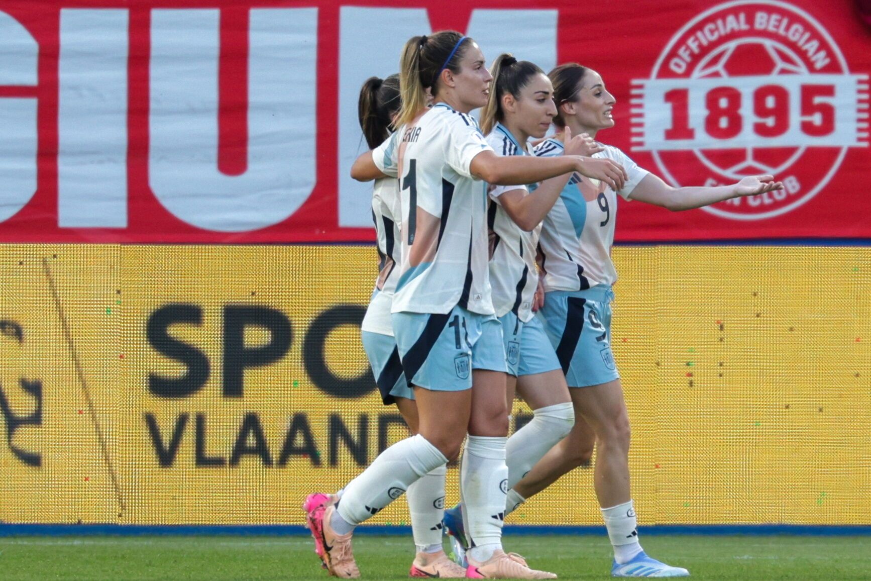 Leuven (Belgium), 30/05/2025.- Esther Gonzalez of Spain (R) celebrates after scoring the first goal during the UEFA Women's Nations League match between Belgium and Spain in Leuven, Belgium, 30 May 2025. (Bélgica, España) EFE/EPA/OLIVIER MATTHYS