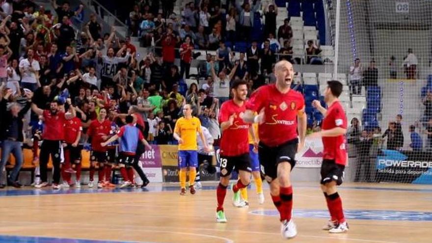 Vadillo celebra eufórico el tanto que dio el triunfo ayer al Palma Futsal ante el Barcelona.