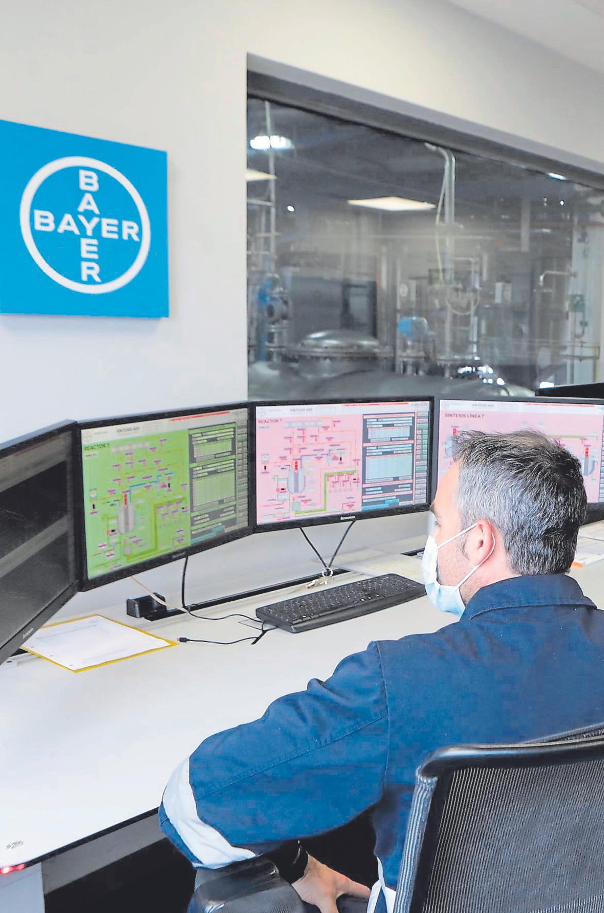 El centro de control de la planta de Bayer en Lada (Langreo)