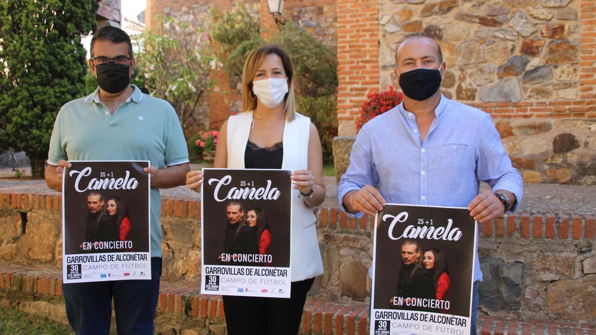 La alcaldesa Elisabeth Martín;  Miguel José González, en representación de Jaime Reyes Producciones Artísticas; y Jesús Molano, concejal de Festejos del Ayuntamiento de Garrovillas de Alconétar.