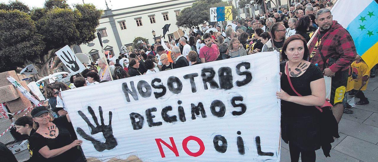 Manifestación contra el petróleo en Puerto del Rosario en 2012.