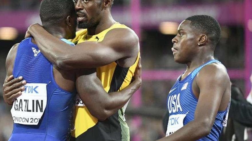 Bolt felicita a Gatlin, a la derecha, Coleman.