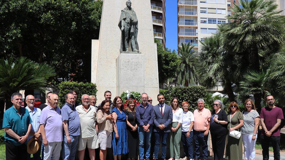 Asistentes al homenaje impulsado por el ayuntamiento.