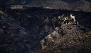 Els bombers estabilitzen l’incendi d’Almeria, que crema 7.000 hectàrees