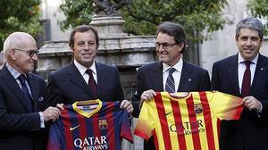 Acte d’entrega al president Mas de l’equipament blaugrana per a la temporada 2013-2014.