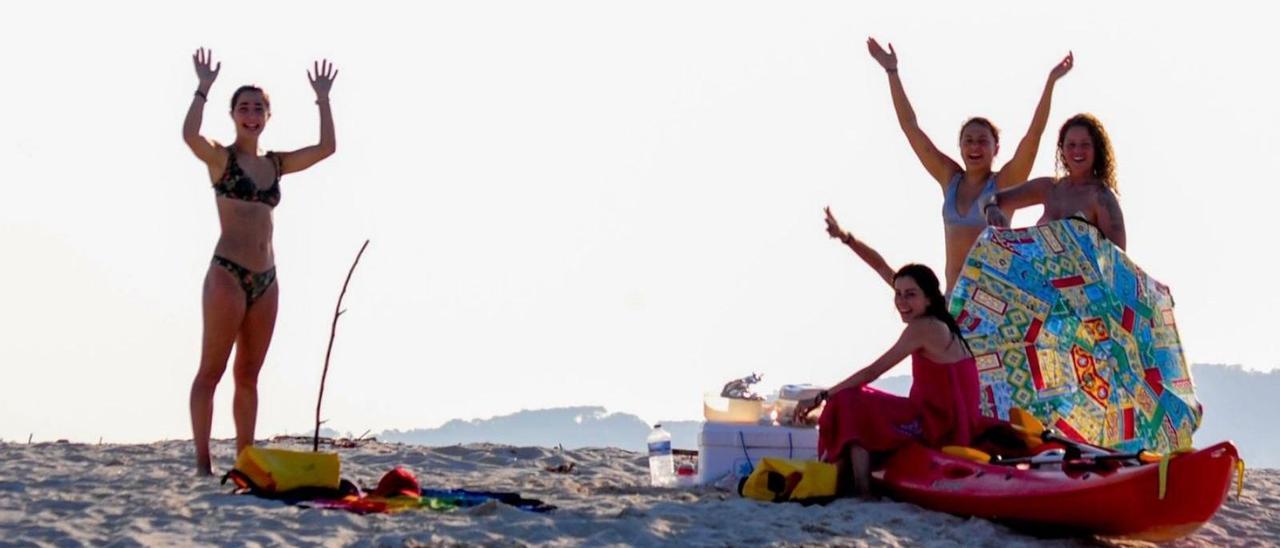 Disfrutar del sol o de un baño de mar es lo que buscan gran parte de los visitantes de Areoso. |   // I.ABELLA