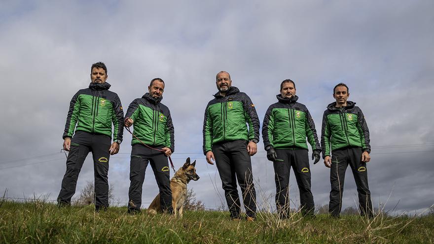 Desde una cumbre a una cueva: los guardias civiles especialistas en salvar vidas en la montaña