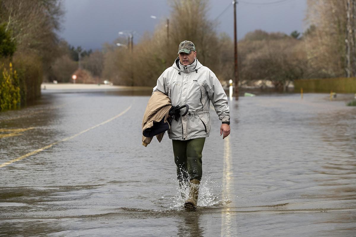 Inundación en la carretera nacional, a su paso por Begonte