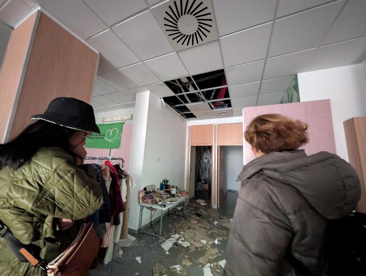 Desperfectos en el mercadillo solidario de la Asociación Española Contra el Cáncer por las lluvias