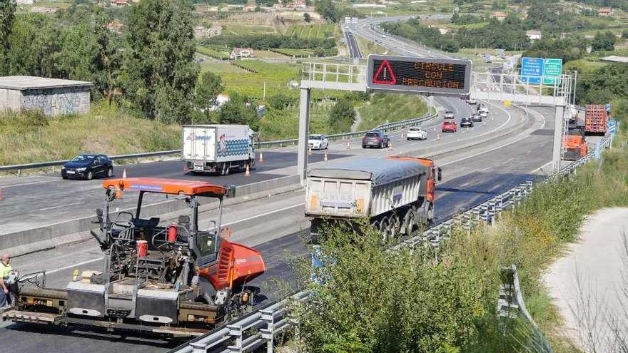 Trabajos de renovación del pavimento en la Autovía do Salnés. // Muñiz