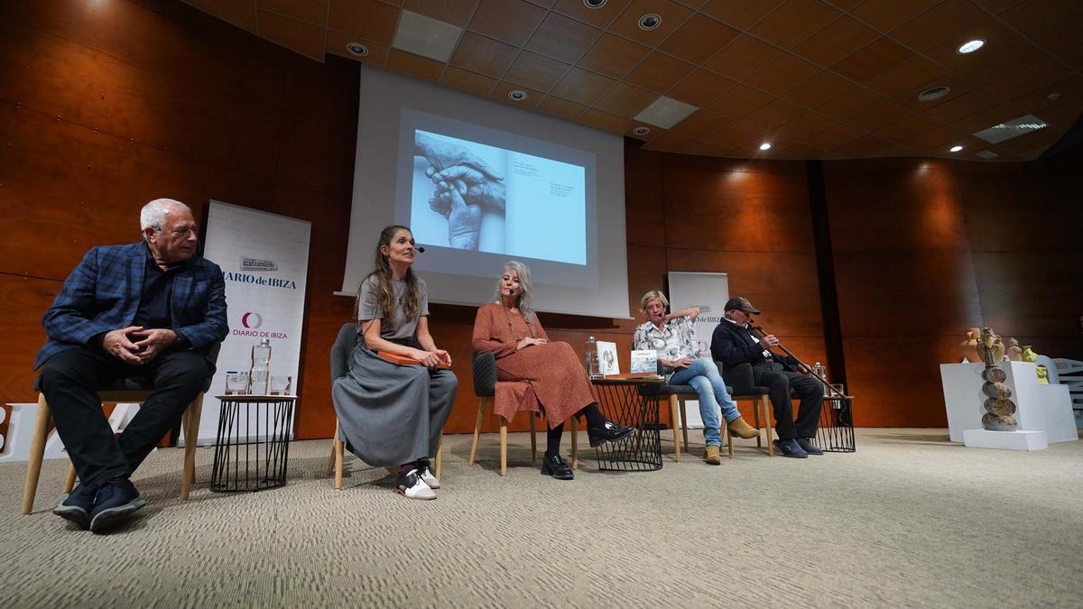 La autora Inés Ventós se dirige al público durante el evento.