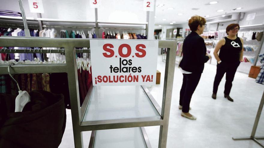 Trabajadoras de Los Telares, en la casi vacía tienda de El Atrio.