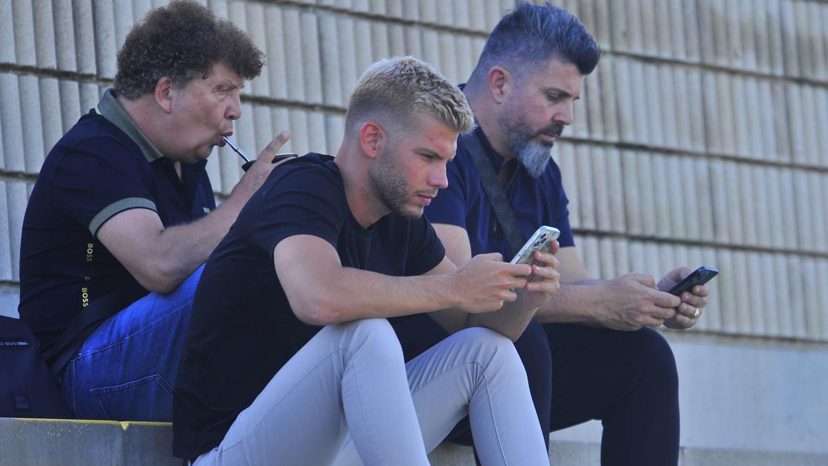 Bragarnik y su yerno, Pedro Schinocca, director de Operaciones del club, durante un entrenamiento