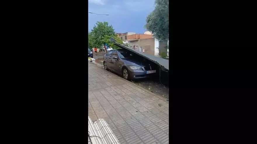 Vientos huracanados de hasta 150 km/h siembran el caos en Carcaixent, Alberic y Algemesí