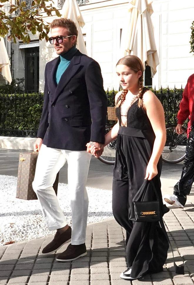 David Beckham con su hija Harper a su llegada al desfile de Victoria Beckham en París