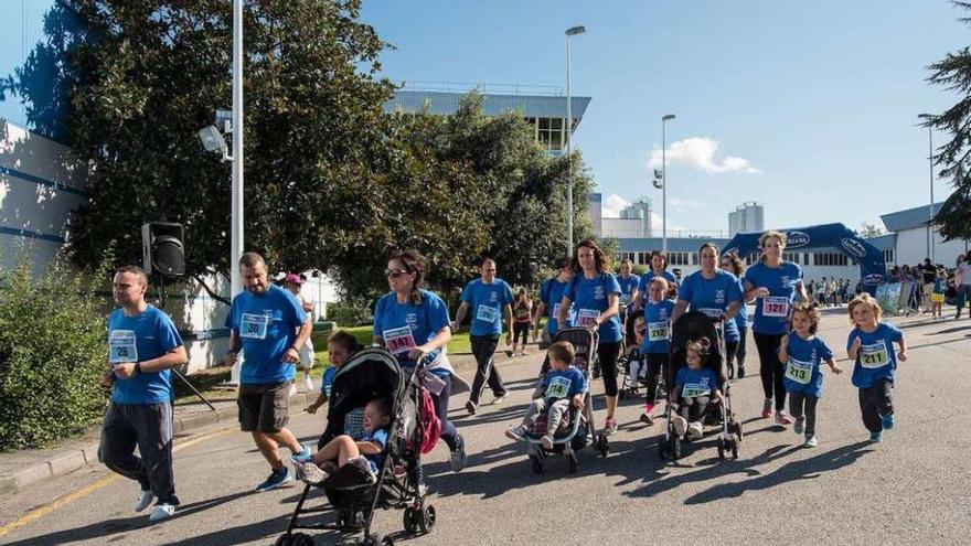 Los trabajadores de la Central Lechera participan en una carrera solidaria