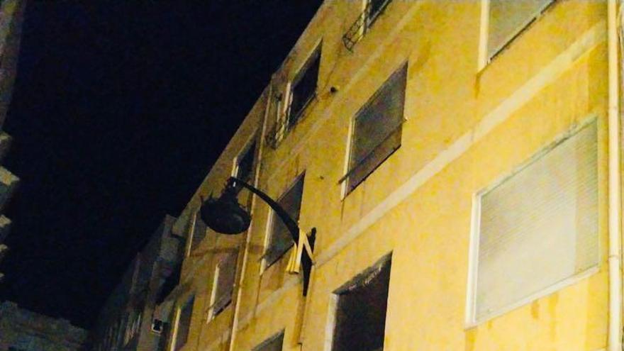 Un incendio en un contenedor basura se propaga al edificio colindante