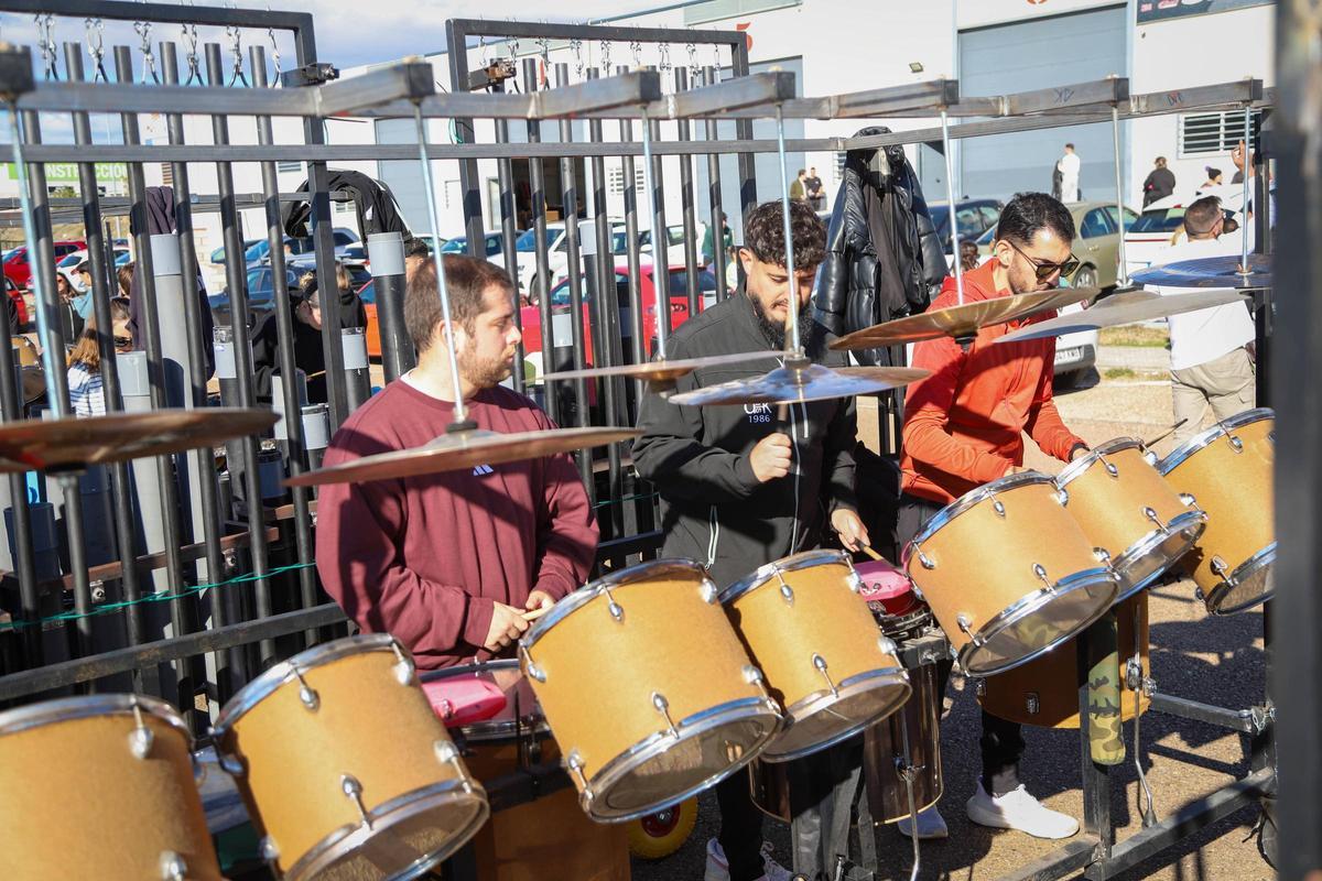 Músicos de la comparsa Dekebais ensayando, ayer.