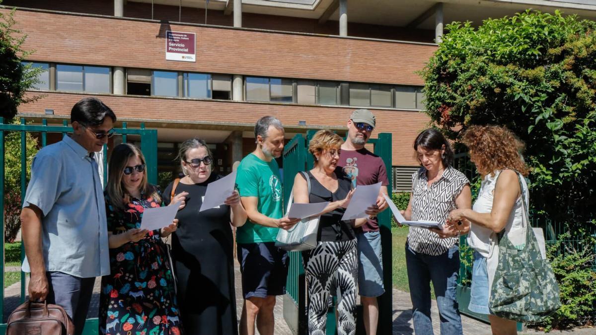 Momento de la entrega del manifiesto este lunes, en Zaragoza.