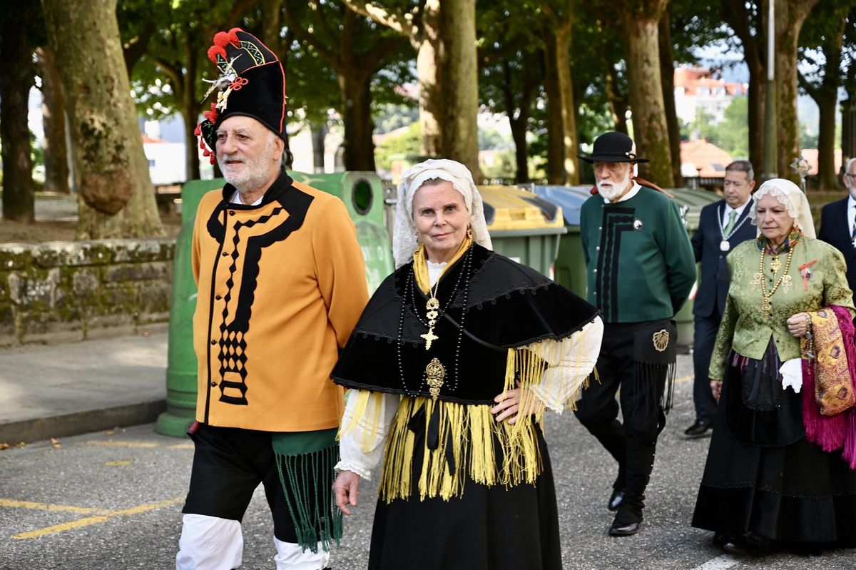 integrantes de la Asociación do Traxe Tradicional participaron en el desfile del Corpus con sus vistosas indumentarias.