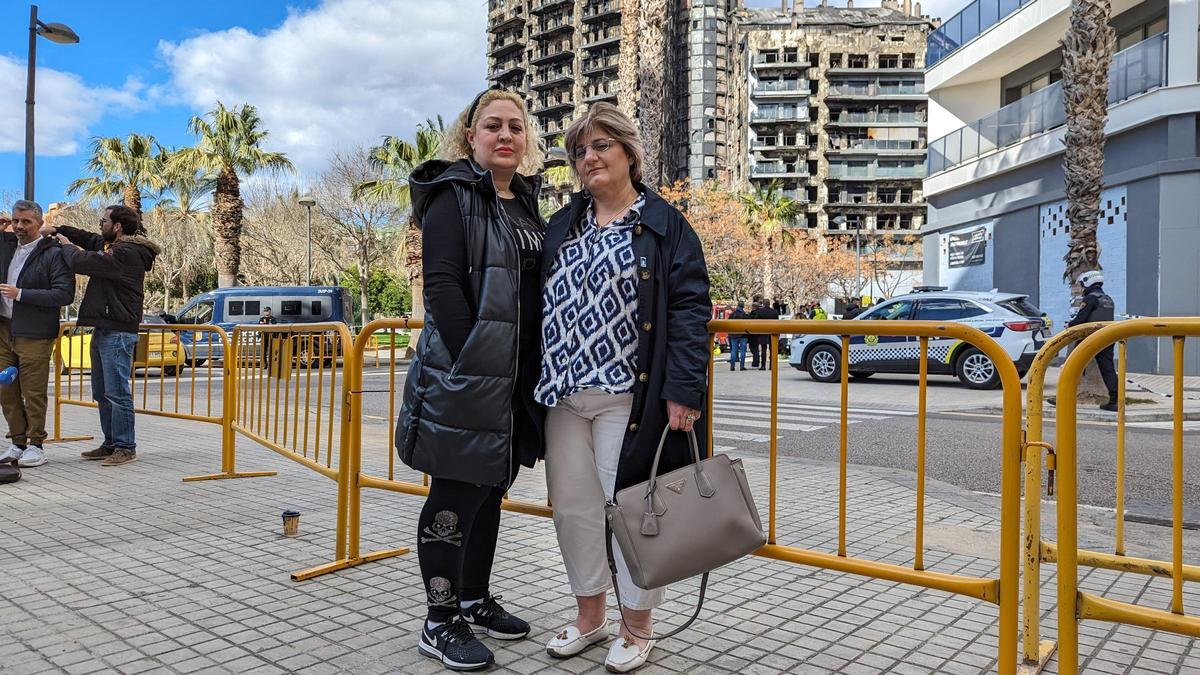 Susan, una afectada por el incendio de Londres, junto a Zabihyan cerca del edificio quemado en Campanar.