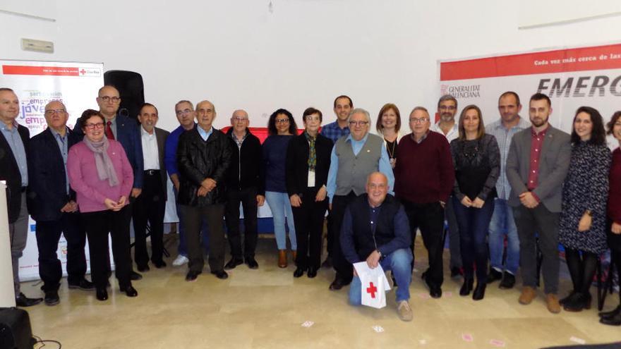 Foto de grupo con algunos de los homenajeados en la Gala Solidaria de la Creu Roja d&#039;Oliva.