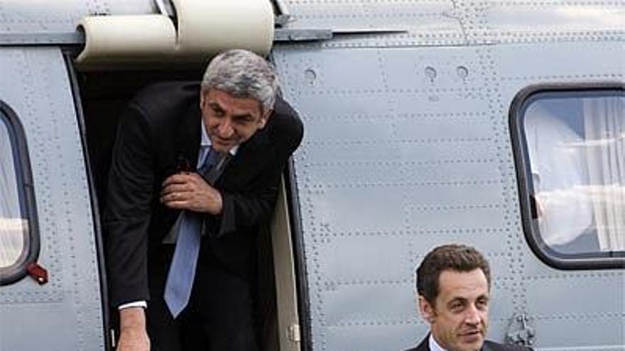 Sarkozy y el titular de Defensa, Herve Morin, en la base militar de Creil.