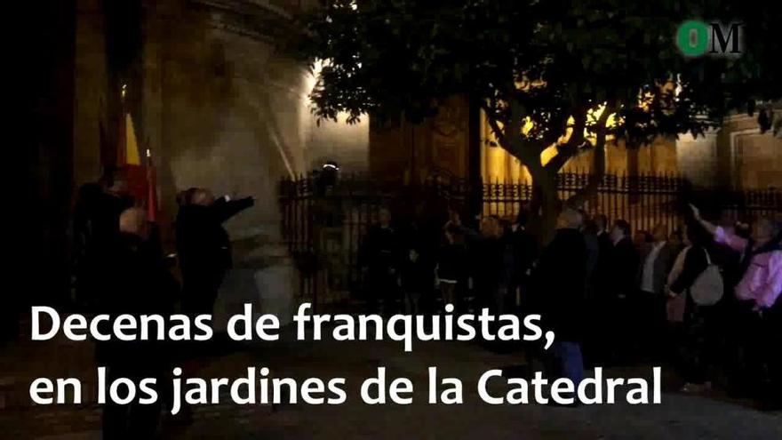 Reunión de franquistas en el patio de la Catedral