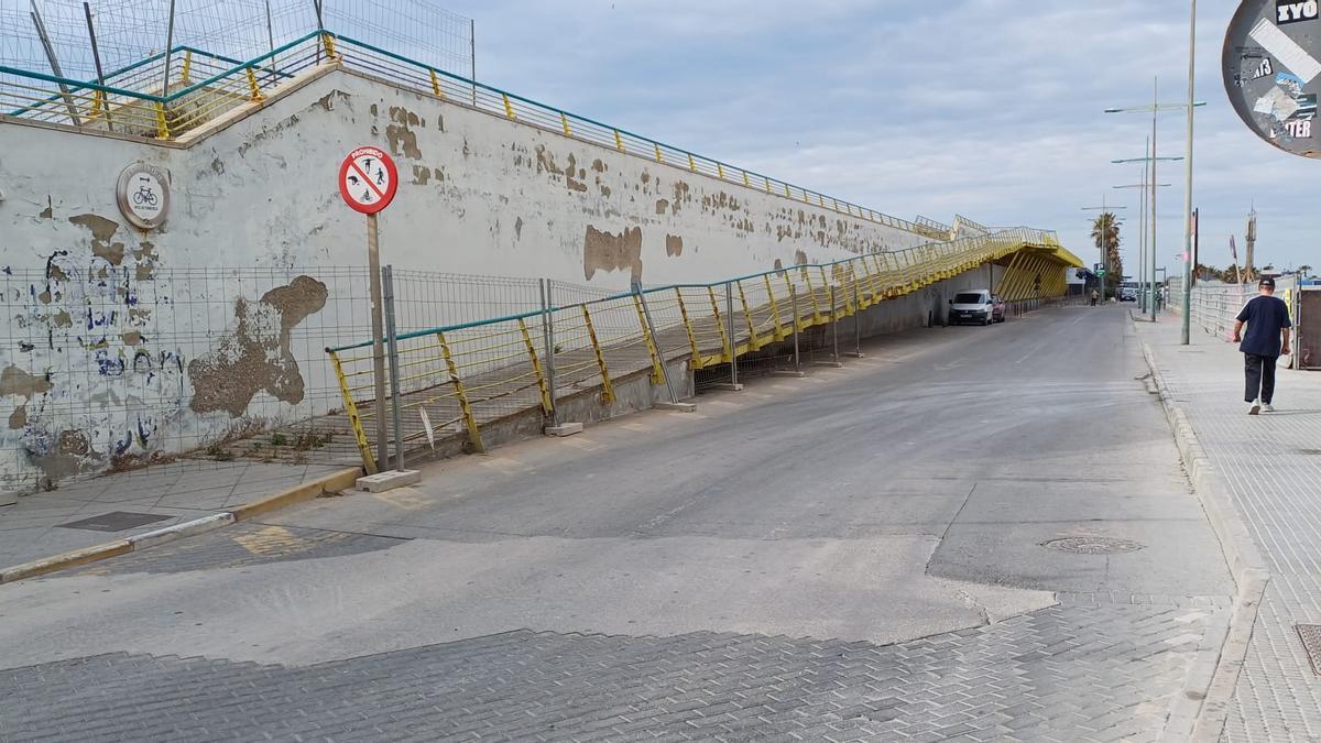La obra de la pasarela con el centro de ocio del Puerto de Torrevieja suma un retraso de cinco meses porque hay que modificar el proyecto