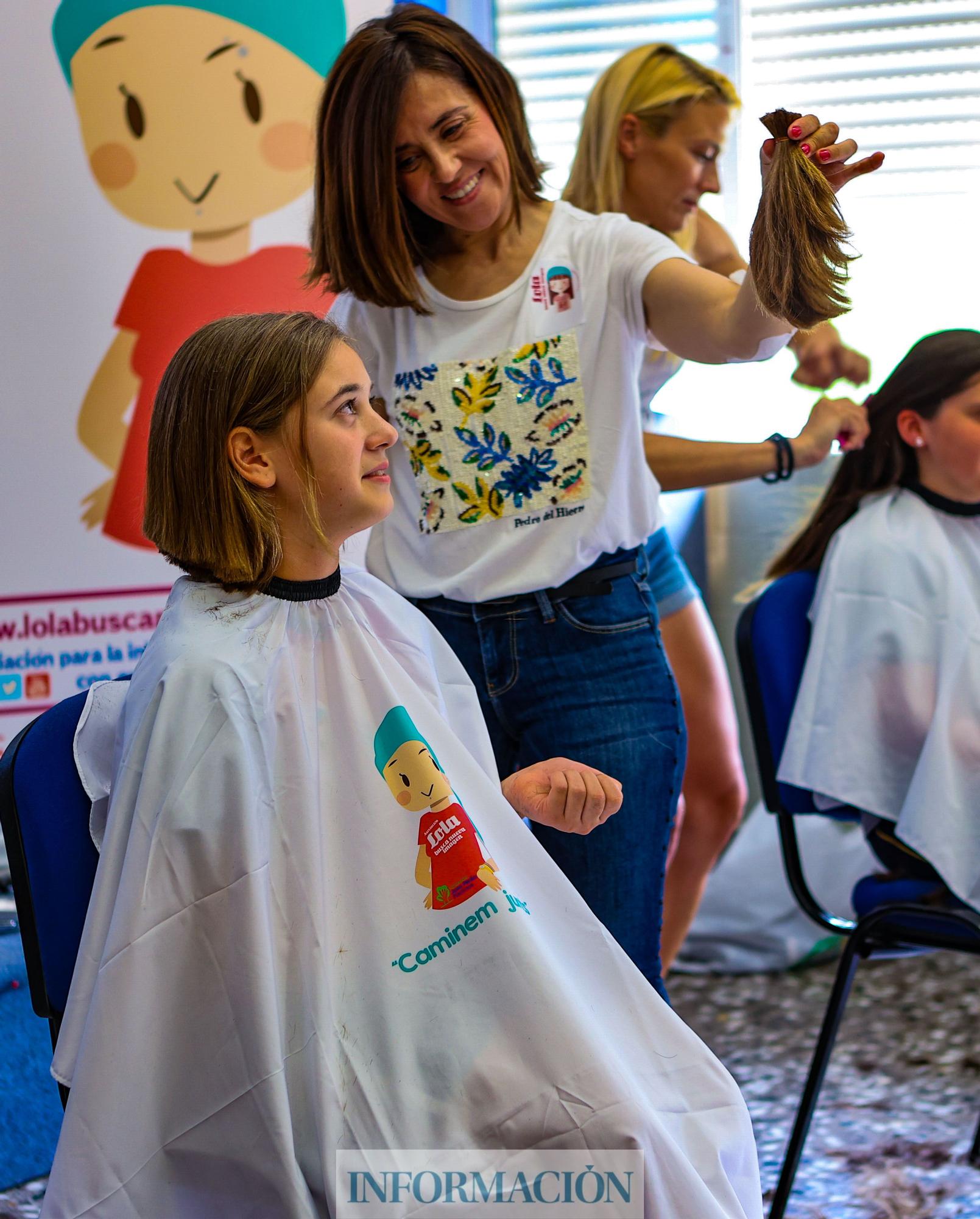 Cortes de pelo solidarios contra el cáncer en un colegio de Alcoy