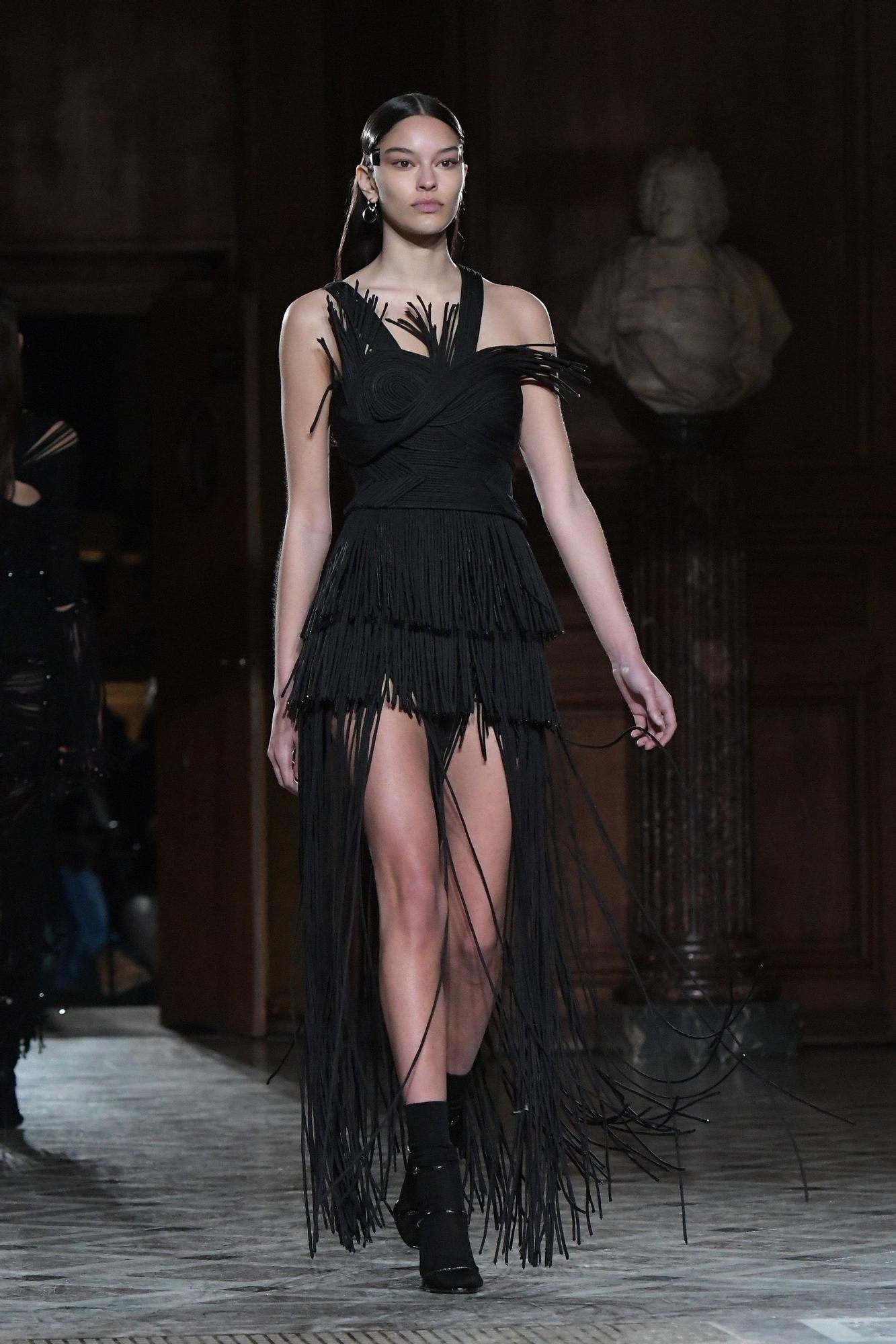 Givenchy Alta Costura 2017 en París, el negro como protagonista