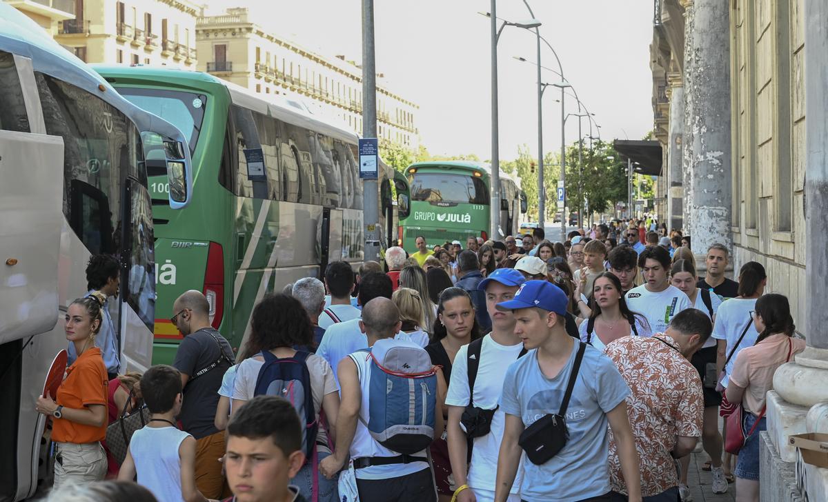 Barcelona no aconsegueix encaixar l’allau d’excursionistes d’un dia: els operadors d’autocars es rebel·len