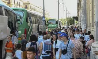 Barcelona no logra encajar el alud de excursionistas de un día: los operadores de autocares se rebelan